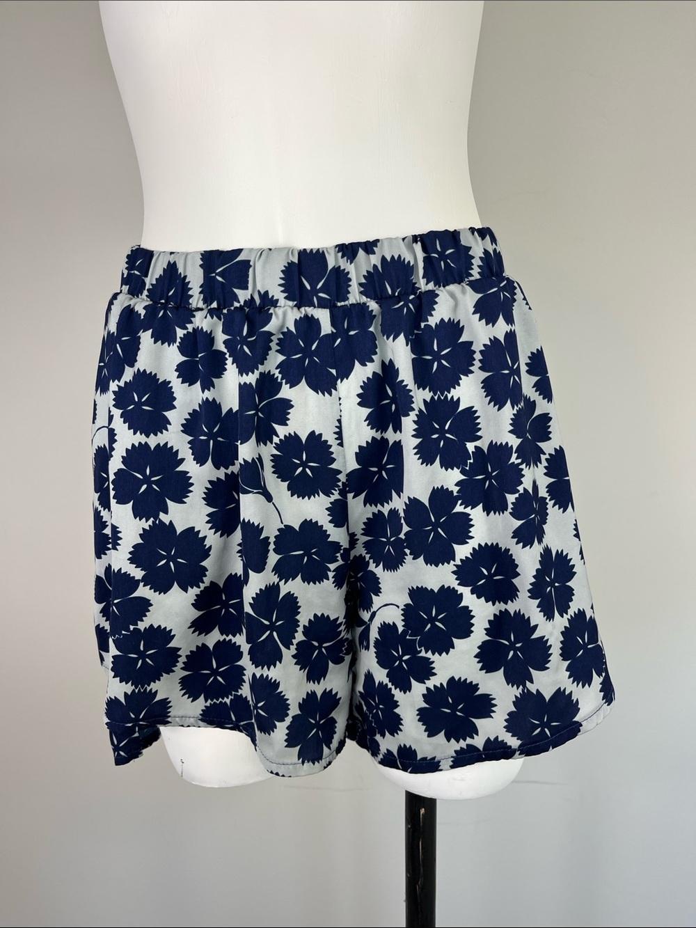 Artista Floral Print Elastic Waist Women’s Shorts - Navy/White